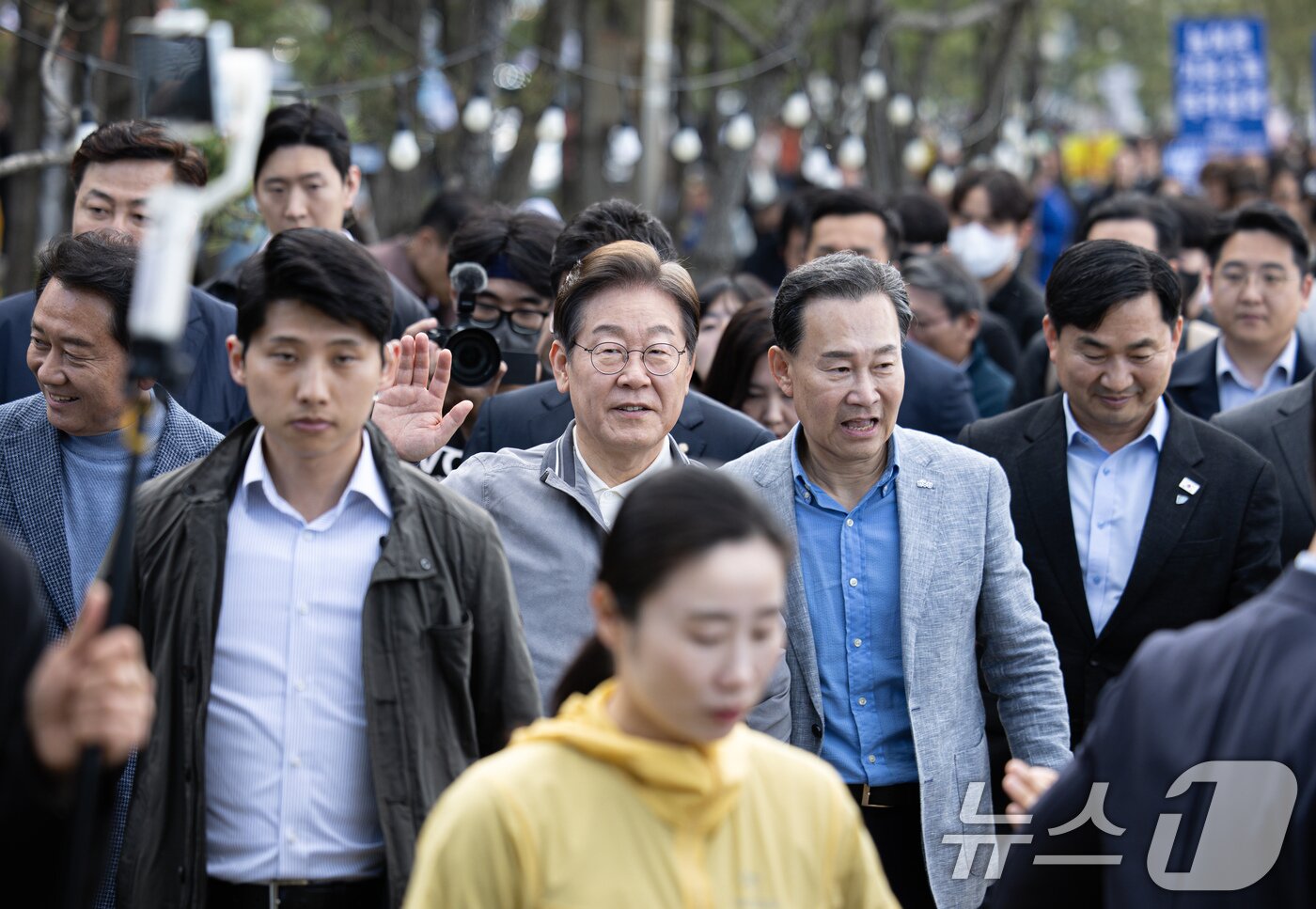 본문 이미지 - &#39;골목골목 경청투어 : 동해안벨트편&#39;에 나선 이재명 더불어민주당 대통령 후보가 3일 오후 강원 삼척시 삼척해수욕장에서 시민들과 인사하기 위해 발걸음을 옮기고 있다. 2025.5.3/뉴스1 ⓒ News1 이재명 기자