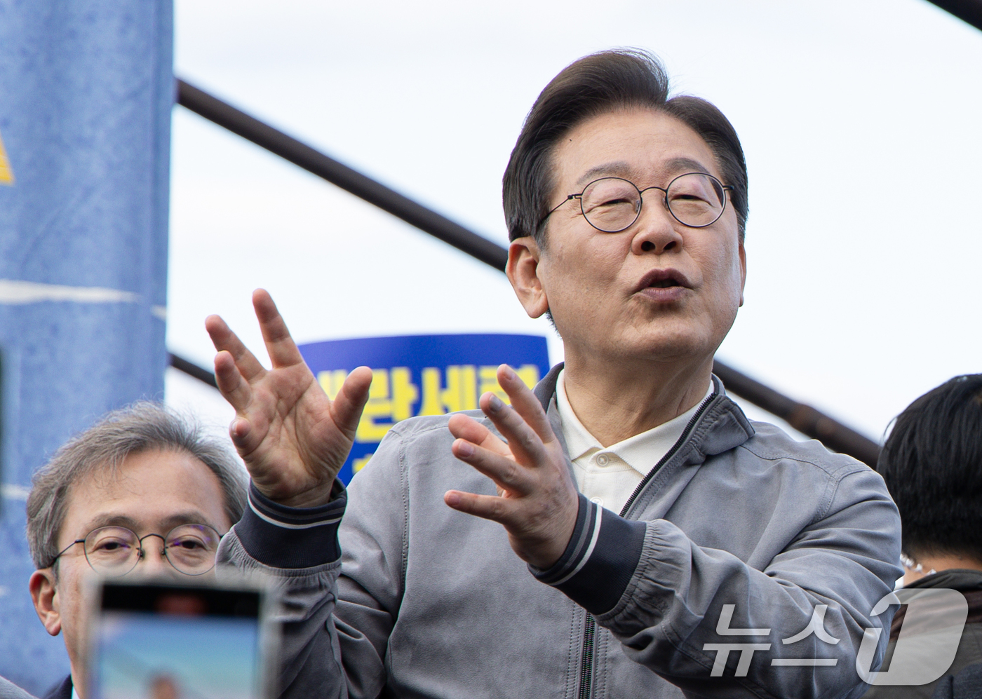 (삼척=뉴스1) 이재명 기자 = '골목골목 경청투어 : 동해안벨트편'에 나선 이재명 더불어민주당 대통령 후보가 3일 오후 강원 삼척시 삼척해수욕장에서 시민들을 향해 발언하고 있다. …