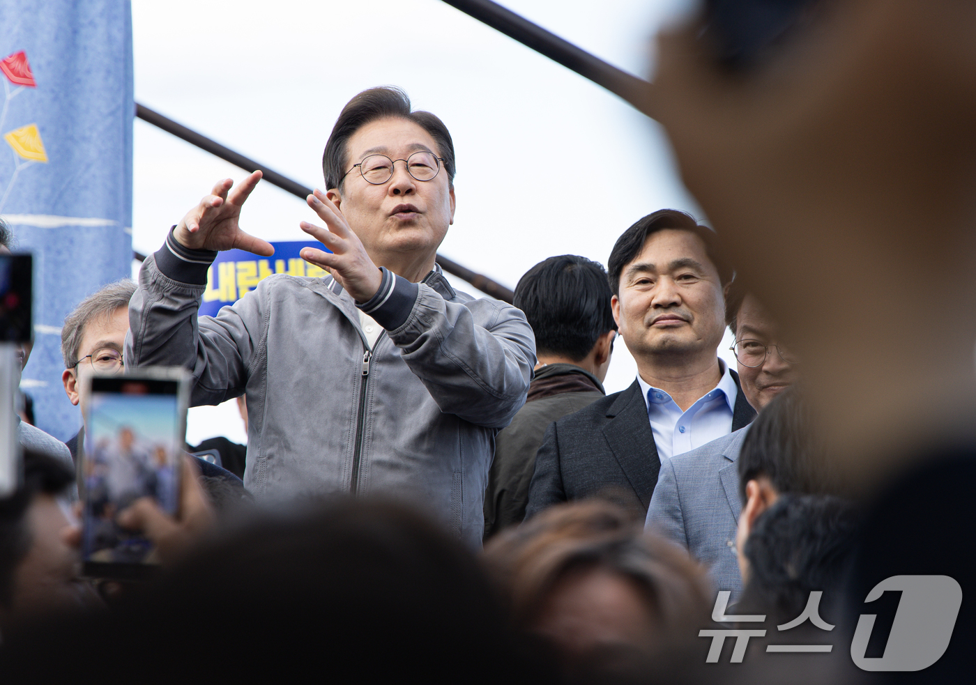 (삼척=뉴스1) 이재명 기자 = '골목골목 경청투어 : 동해안벨트편'에 나선 이재명 더불어민주당 대통령 후보가 3일 오후 강원 삼척시 삼척해수욕장에서 시민들을 향해 발언하고 있다. …