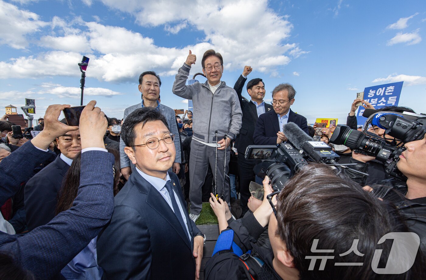 본문 이미지 - &#39;골목골목 경청투어 : 동해안벨트편&#39;에 나선 이재명 더불어민주당 대통령 후보가 3일 오후 강원 삼척시 삼척해수욕장에서 시민들에게 발언하기 전 엄지를 들어보이고 있다. 2025.5.3/뉴스1 ⓒ News1 이재명 기자