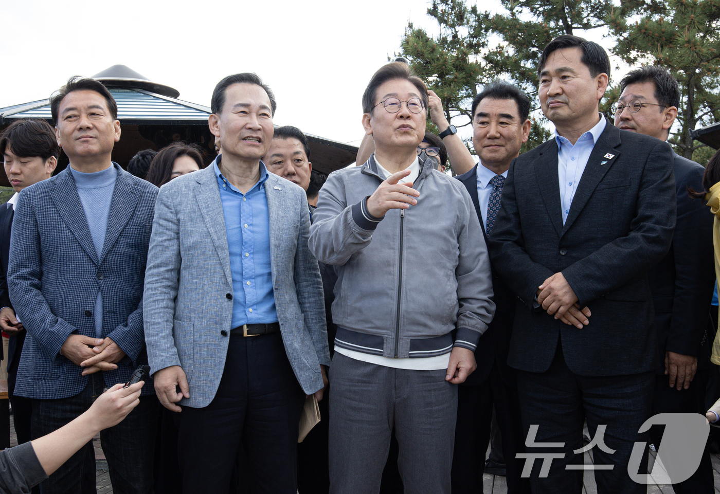 (삼척=뉴스1) 이재명 기자 = '골목골목 경청투어 : 동해안벨트편'에 나선 이재명 더불어민주당 대통령 후보가 3일 오후 강원 삼척시 삼척해수욕장에서 바다를 바라보며 대화를 하고 …