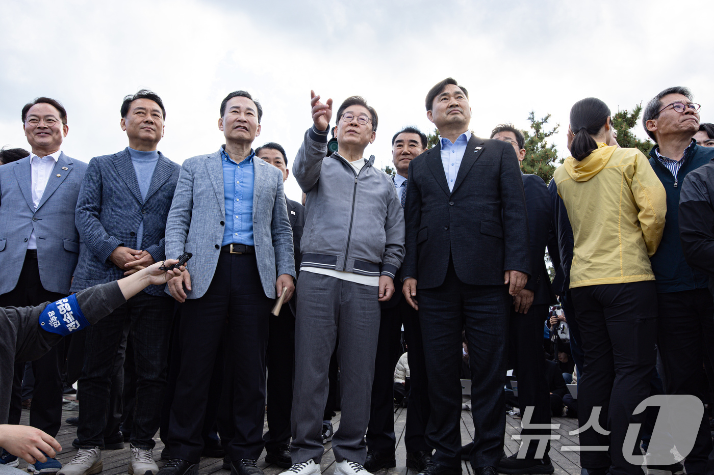 (삼척=뉴스1) 이재명 기자 = '골목골목 경청투어 : 동해안벨트편'에 나선 이재명 더불어민주당 대통령 후보가 3일 오후 강원 삼척시 삼척해수욕장에서 바다를 바라보며 대화를 하고 …