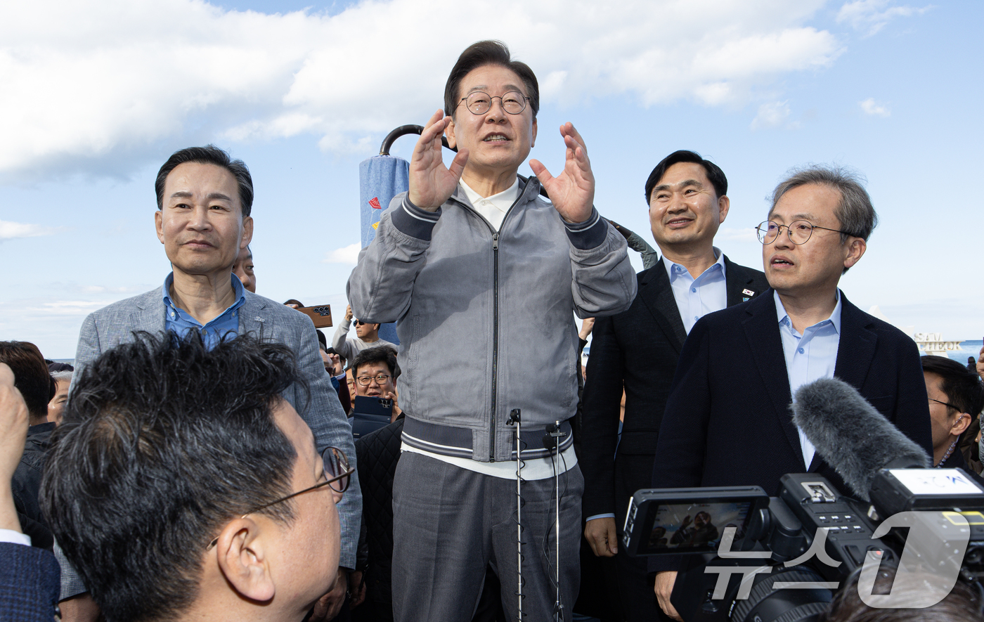 (삼척=뉴스1) 이재명 기자 = '골목골목 경청투어 : 동해안벨트편'에 나선 이재명 더불어민주당 대통령 후보가 3일 오후 강원 삼척시 삼척해수욕장에서 시민들을 향해 발언하고 있다. …