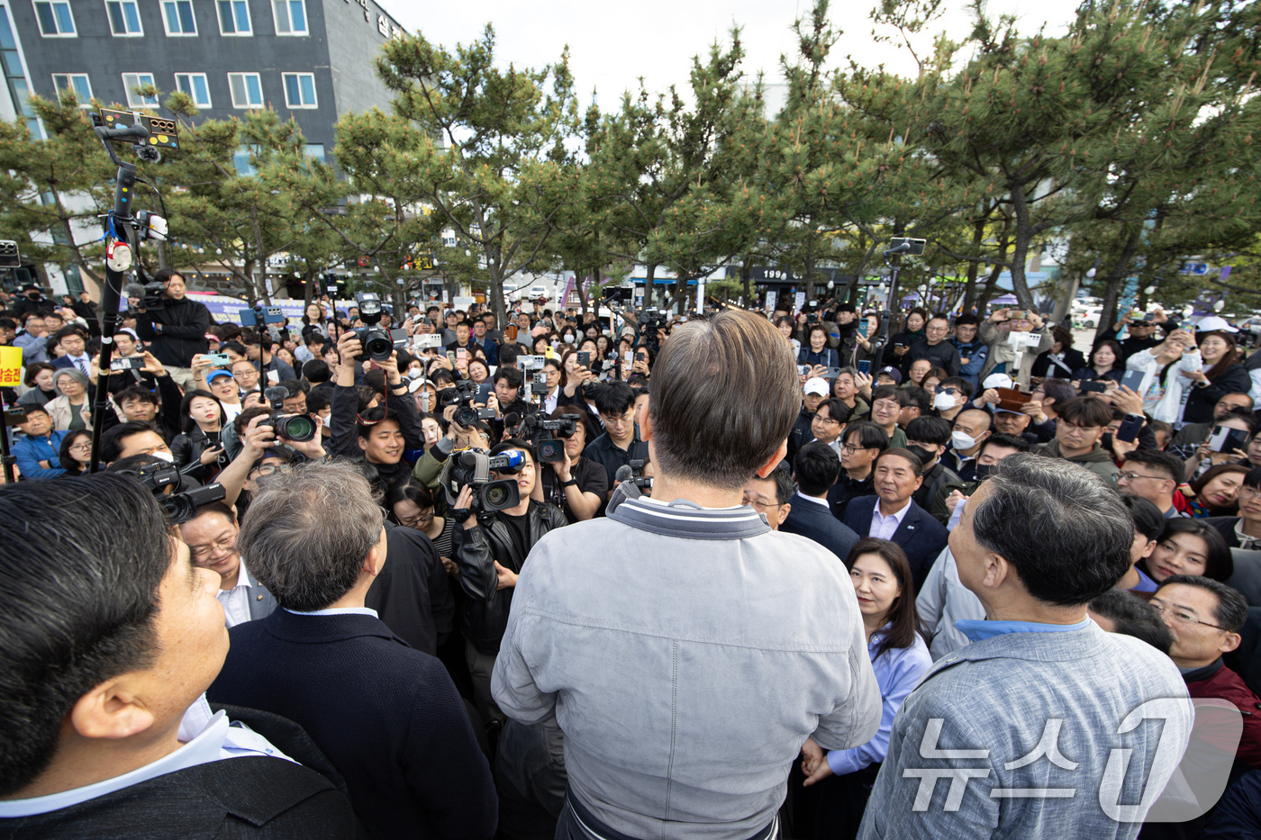 (삼척=뉴스1) 이재명 기자 = '골목골목 경청투어 : 동해안벨트편'에 나선 이재명 더불어민주당 대통령 후보가 3일 오후 강원 삼척시 삼척해수욕장에서 시민들을 향해 발언하고 있다. …