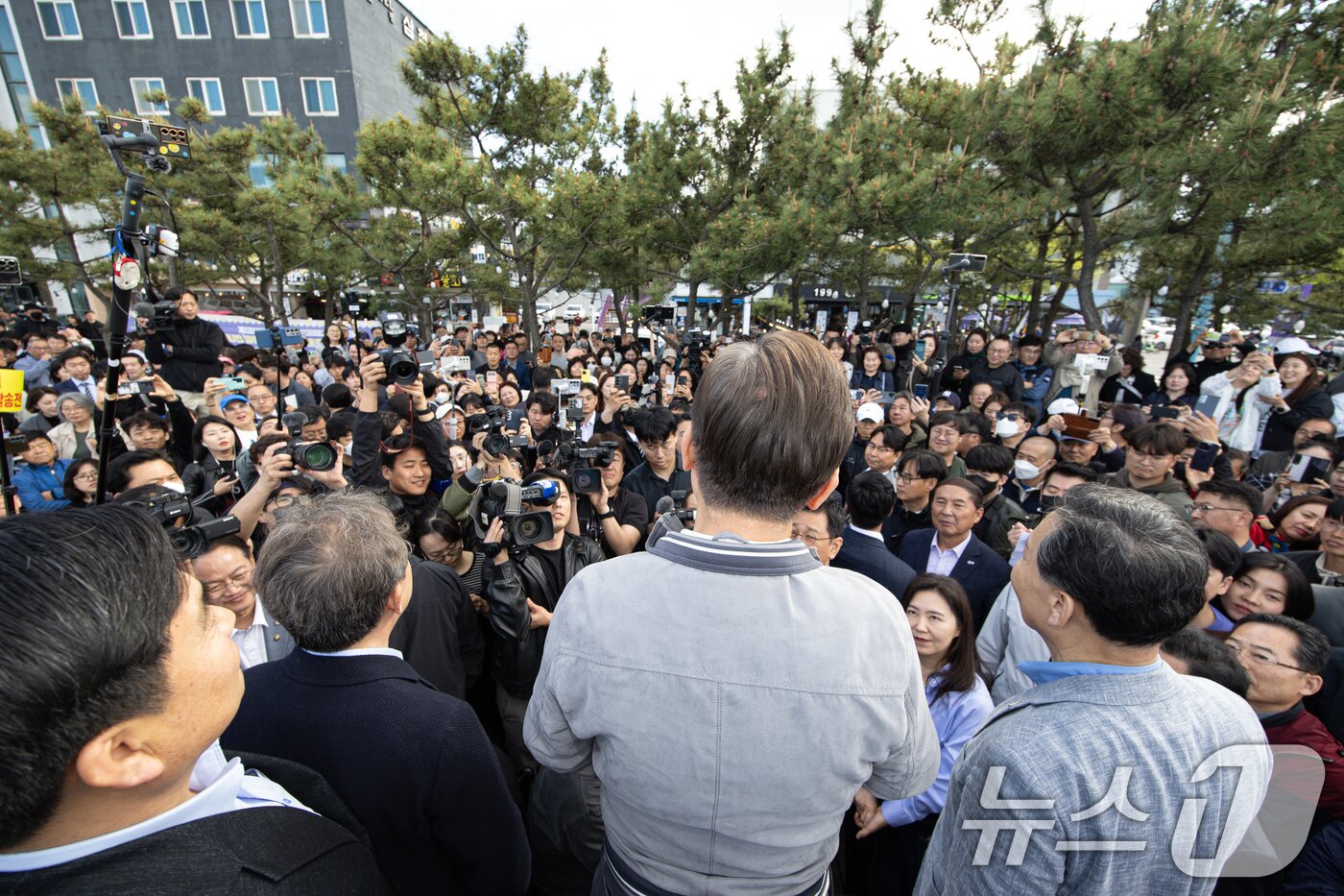 본문 이미지 - &#39;골목골목 경청투어 : 동해안벨트편&#39;에 나선 이재명 더불어민주당 대통령 후보가 3일 오후 강원 삼척시 삼척해수욕장에서 시민들을 향해 발언하고 있다. 2025.5.3/뉴스1 ⓒ News1 이재명 기자