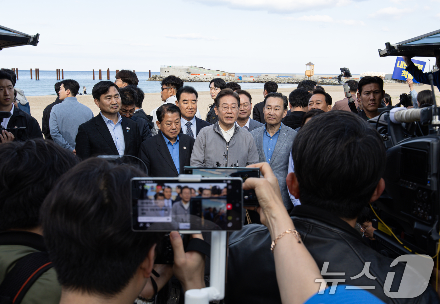 (삼척=뉴스1) 이재명 기자 = '골목골목 경청투어 : 동해안벨트편'에 나선 이재명 더불어민주당 대통령 후보가 3일 오후 강원 삼척시 삼척해수욕장에서 지지자들과 인사를 나눈 후 백 …