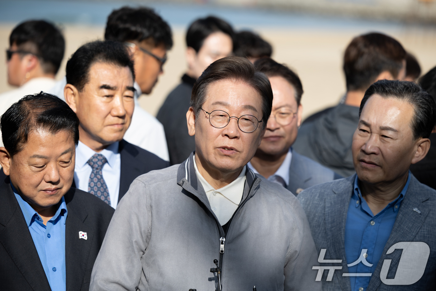 (삼척=뉴스1) 이재명 기자 = '골목골목 경청투어 : 동해안벨트편'에 나선 이재명 더불어민주당 대통령 후보가 3일 오후 강원 삼척시 삼척해수욕장에서 지지자들과 인사를 나눈 후 백 …