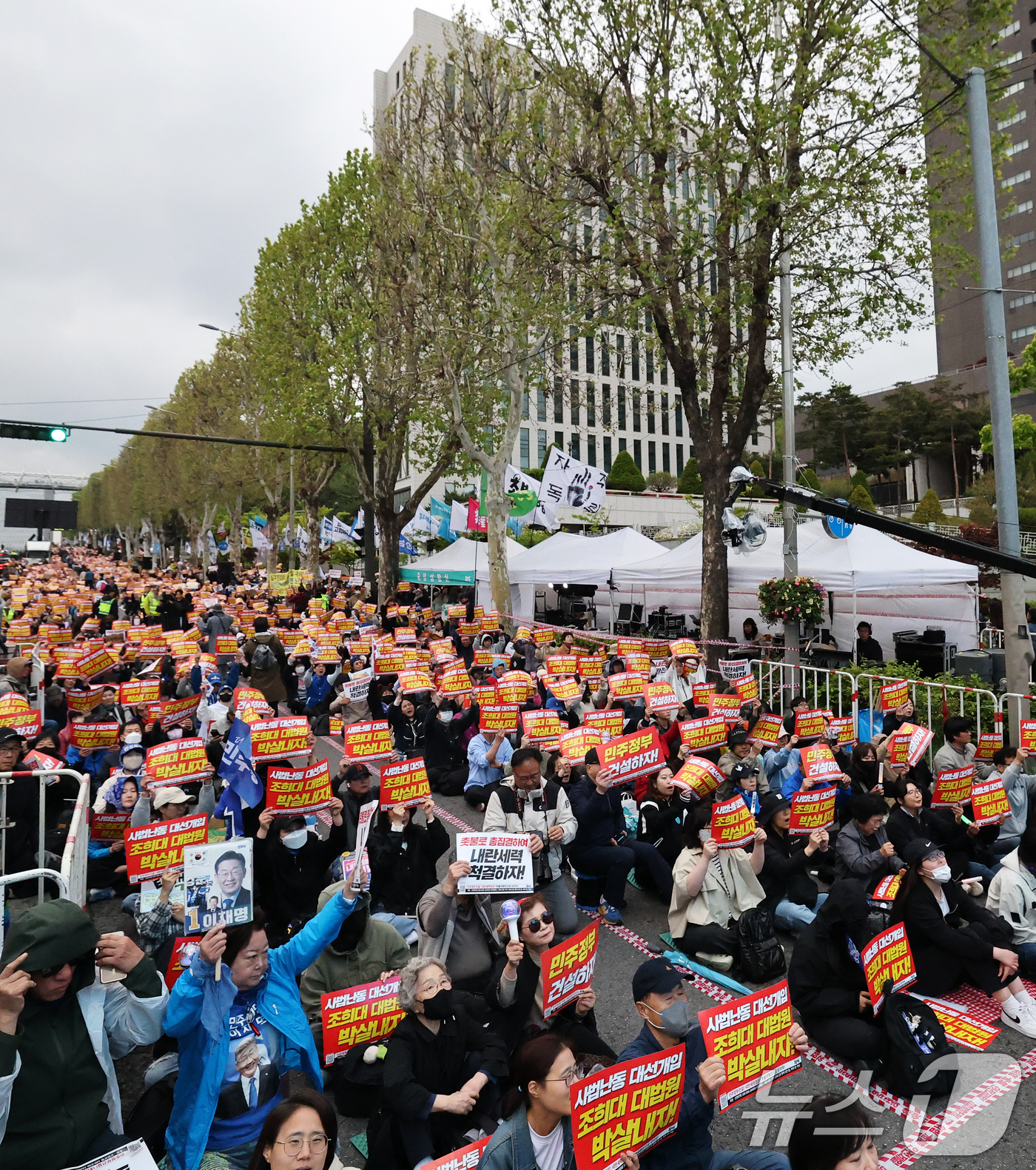(서울=뉴스1) 오대일 기자 = 3일 오후 서울 서초구 대법원 앞에서 열린 촛불행동 주최 제138차 촛불대행진에서 참가자들이 대법원의 이재명 더불어민주당 대선 후보에 대한 공직선거 …