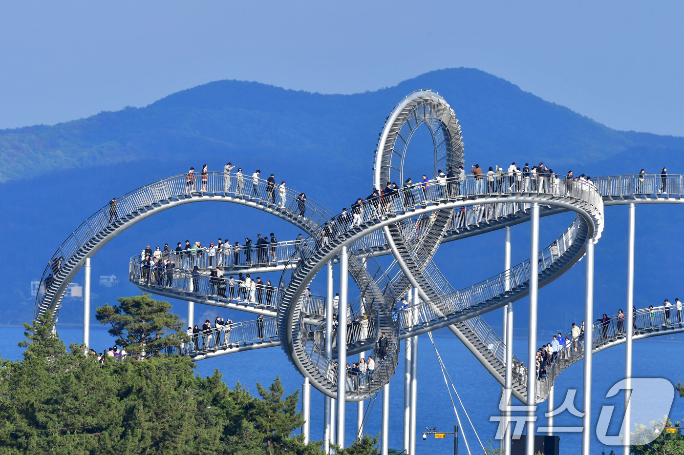 (포항=뉴스1) 최창호 기자 = 3일 오후 경북 포항시 북구 환호공원 스페이스워크에서 관광객들이 연휴를 보내고 있다. 2025.5.3/뉴스1