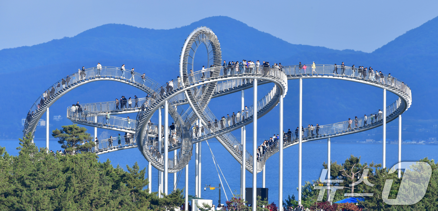 (포항=뉴스1) 최창호 기자 = 3일 오후 경북 포항시 북구 환호공원 스페이스워크에서 관광객들이 연휴를 보내고 있다. 2025.5.3/뉴스1