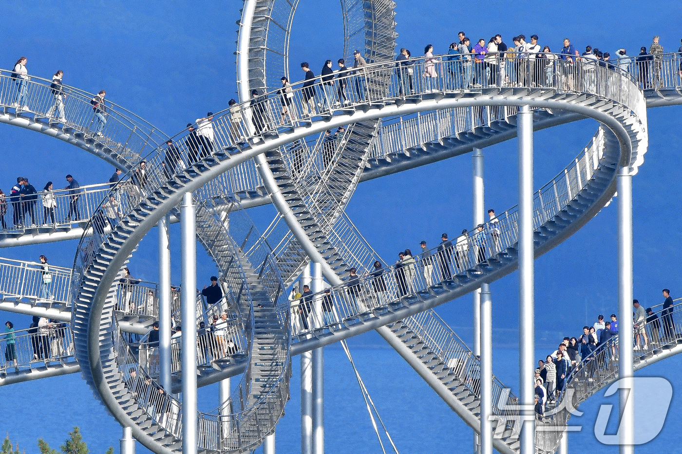 (포항=뉴스1) 최창호 기자 = 3일 오후 경북 포항시 북구 환호공원 스페이스워크에서 관광객들이 연휴를 보내고 있다. 2025.5.3/뉴스1