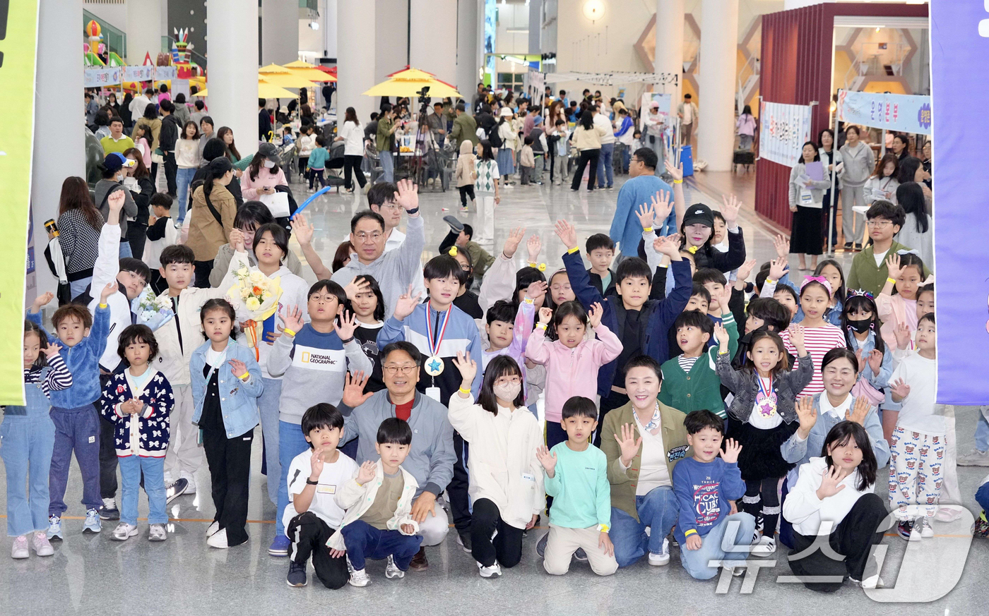 (광주=뉴스1) 박준배 기자 = 강기정 광주시장이 3일 시청 시민홀에서 열린 제103회 어린이날 행사에 참석해 어린이들과 기념촬영을 하고 있다.(광주시 제공. 재판매 및 DB 금지 …