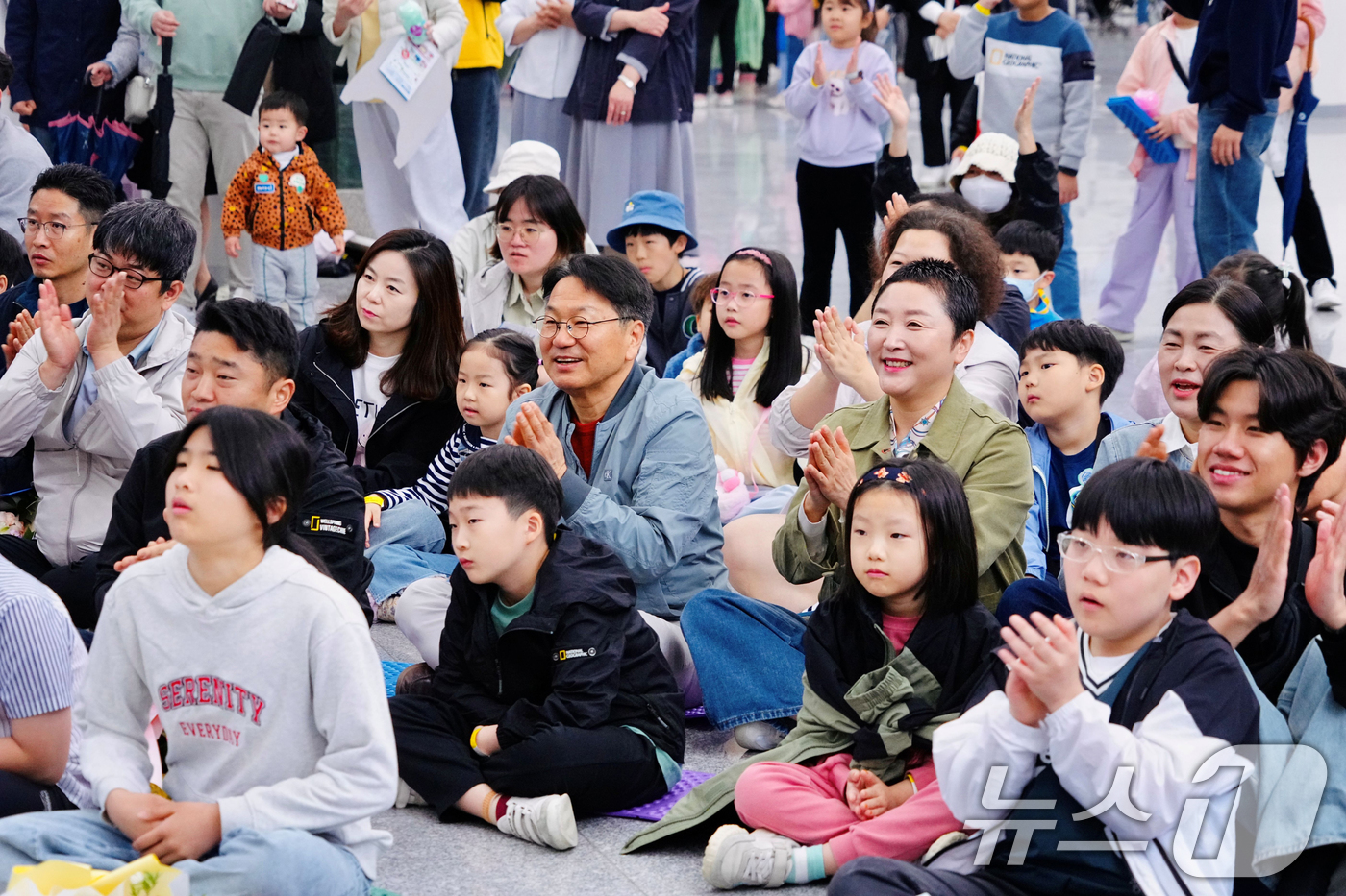 (광주=뉴스1) 박준배 기자 = 강기정 광주시장이 3일 시청 시민홀에서 열린 제103회 어린이날 행사에 참석해 어린이들과 공연을 관람하고 있다.(광주시 제공. 재판매 및 DB 금지 …