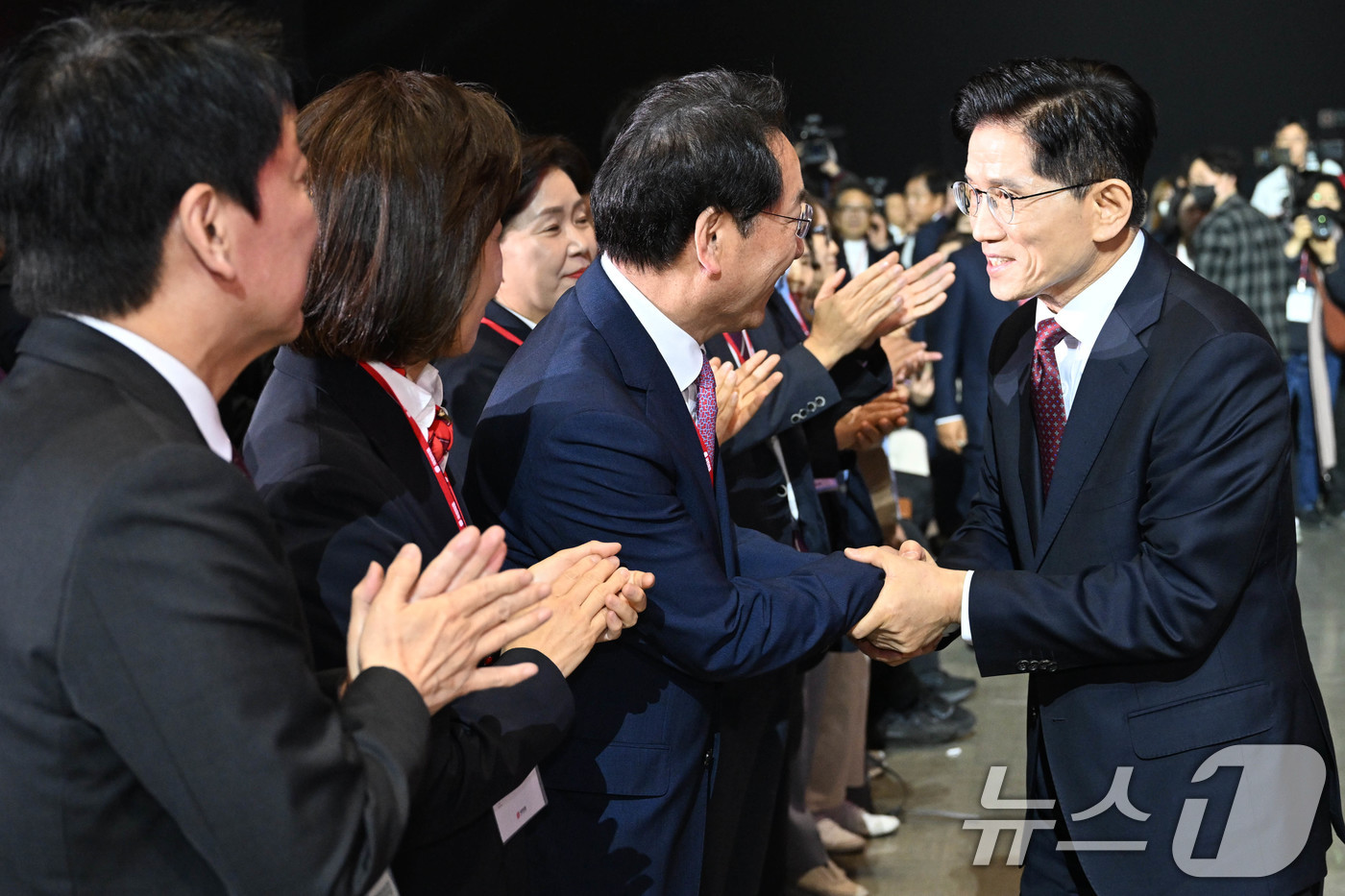 (고양=뉴스1) 김민지 기자 = 김문수 국민의힘 대선 경선 후보가 3일 경기 고양시 킨텍스에서 열린 5차 전당대회에 입장하며 유정복 인천시장과 악수하고 있다. (공동취재) 2025 …