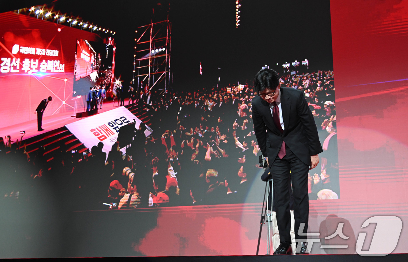 (고양=뉴스1) 김민지 기자 = 한동훈 국민의힘 대선 경선 후보가 3일 경기 고양시 킨텍스에서 열린 5차 전당대회에서 승복 연설에 앞서 인사하고 있다. (공동취재) 2025.5.3 …