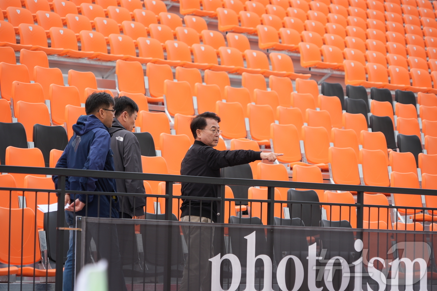 (춘천=뉴스1) 한귀섭 기자 = 육동한 춘천시장이 3일 강원도 춘천 송암스포츠타운 주경기장에서 열린 강원FC와 수원FC의 K리그 11라운드 홈경기를 찾아 가변좌석을 둘러보며 점검하 …