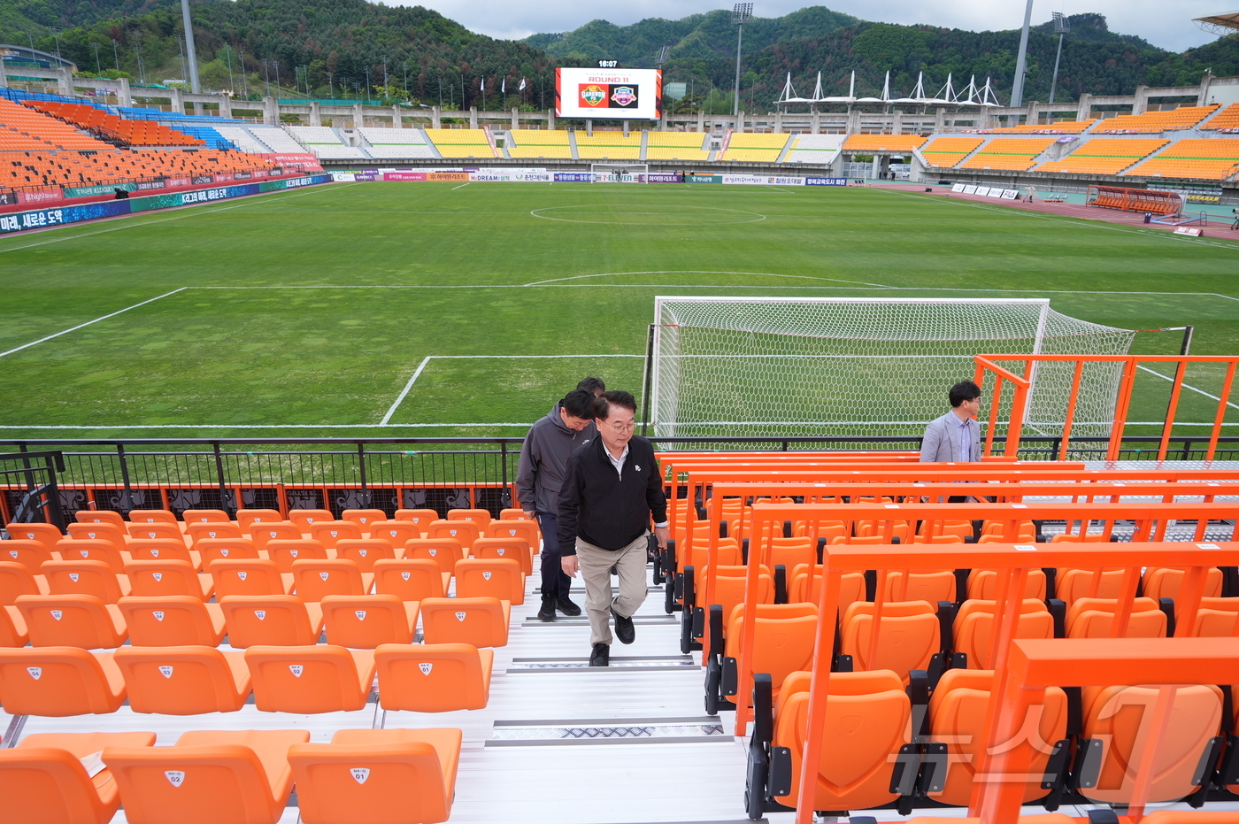 (춘천=뉴스1) 한귀섭 기자 = 육동한 춘천시장이 3일 강원도 춘천 송암스포츠타운 주경기장에서 열린 강원FC와 수원FC의 K리그 11라운드 홈경기를 찾아 가변석을 둘러보며 점검하고 …