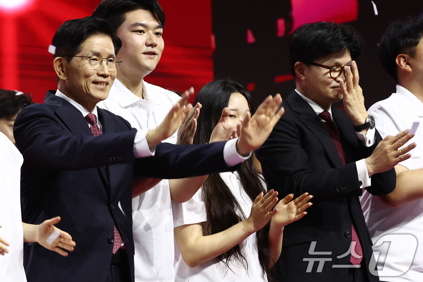 (고양=뉴스1) 김민지 기자 = 국민의힘 대통령 후보로 최종 확정된 김문수 후보가 3일 경기 고양시 킨텍스에서 열린 5차 전당대회에서 청년들과 기념촬영을 하고 있다. 오른쪽은 한동 …