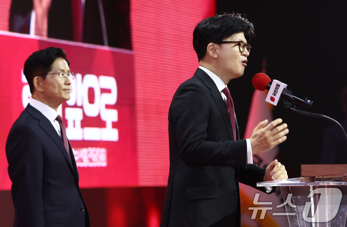 (고양=뉴스1) 김민지 기자 = 한동훈 국민의힘 대선 경선 후보가 3일 경기 고양시 킨텍스에서 열린 5차 전당대회에서 승복연설을 하고 있다. 왼쪽은 최종 후보로 확정된 김문수 후보 …