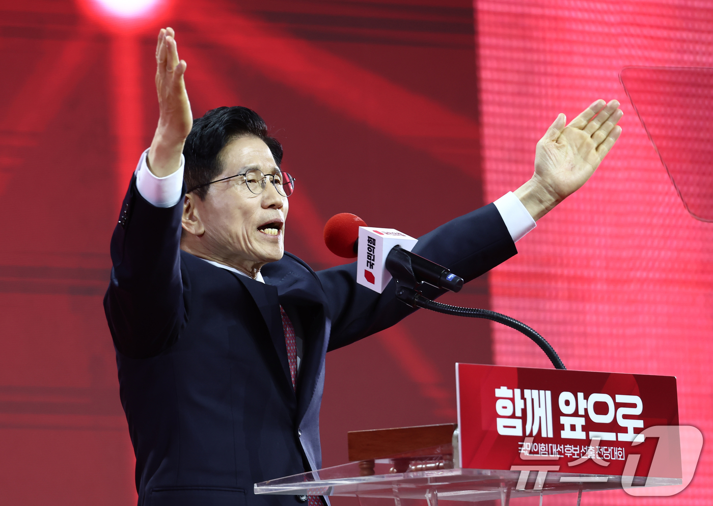 (고양=뉴스1) 김민지 기자 = 김문수 국민의힘 대통령 후보가 3일 경기 고양시 킨텍스에서 열린 5차 전당대회에서 최종 후보로 확정된 뒤 수락연설을 하고 있다. 2025.5.3/뉴 …