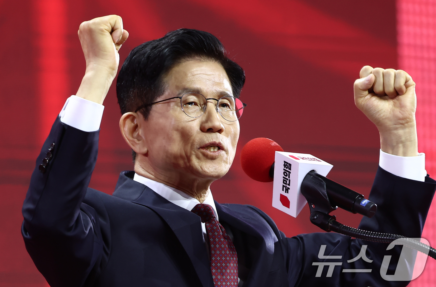 (고양=뉴스1) 김민지 기자 = 김문수 국민의힘 대통령 후보가 3일 경기 고양시 킨텍스에서 열린 5차 전당대회에서 최종 후보로 확정된 뒤 수락연설을 하고 있다. 2025.5.3/뉴 …