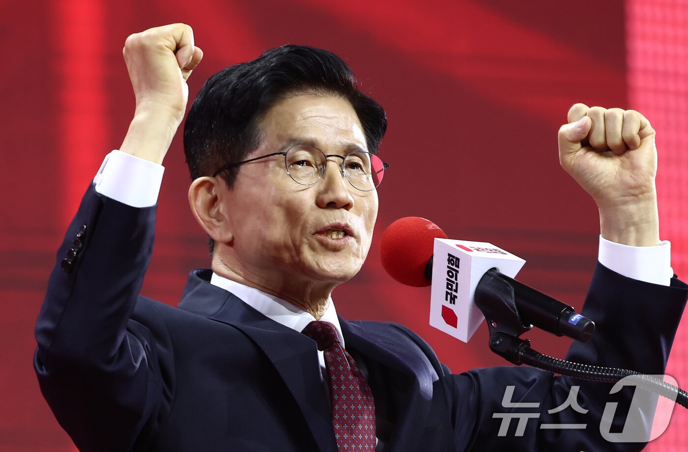 본문 이미지 - 김문수 국민의힘 대통령 후보가 3일 경기 고양시 킨텍스에서 열린 5차 전당대회에서 최종 후보로 확정된 뒤 수락연설을 하고 있다. 2025.5.3/뉴스1 ⓒ News1 김민지 기자