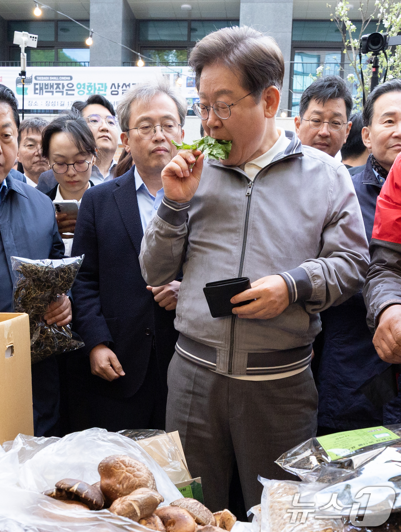 (태백=뉴스1) 이재명 기자 = '골목골목 경청투어 : 동해안벨트편'에 나선 이재명 더불어민주당 대통령 후보가 3일 오후 강원 태백시 장성탄탄마당 일원에서 열린 2025년 태백 천 …