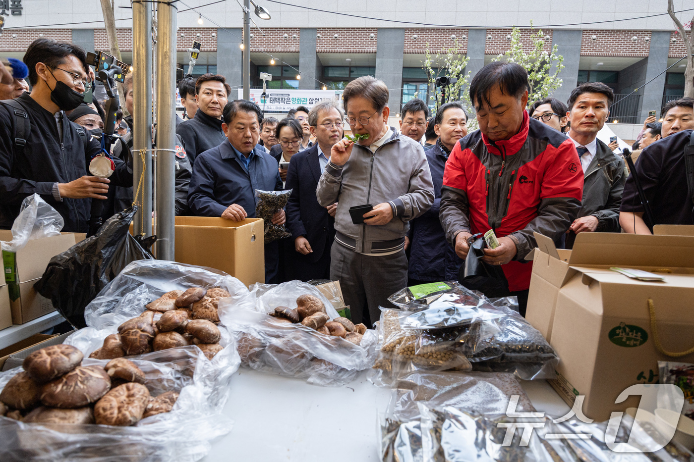 (태백=뉴스1) 이재명 기자 = '골목골목 경청투어 : 동해안벨트편'에 나선 이재명 더불어민주당 대통령 후보가 3일 오후 강원 태백시 장성탄탄마당 일원에서 열린 2025년 태백 천 …