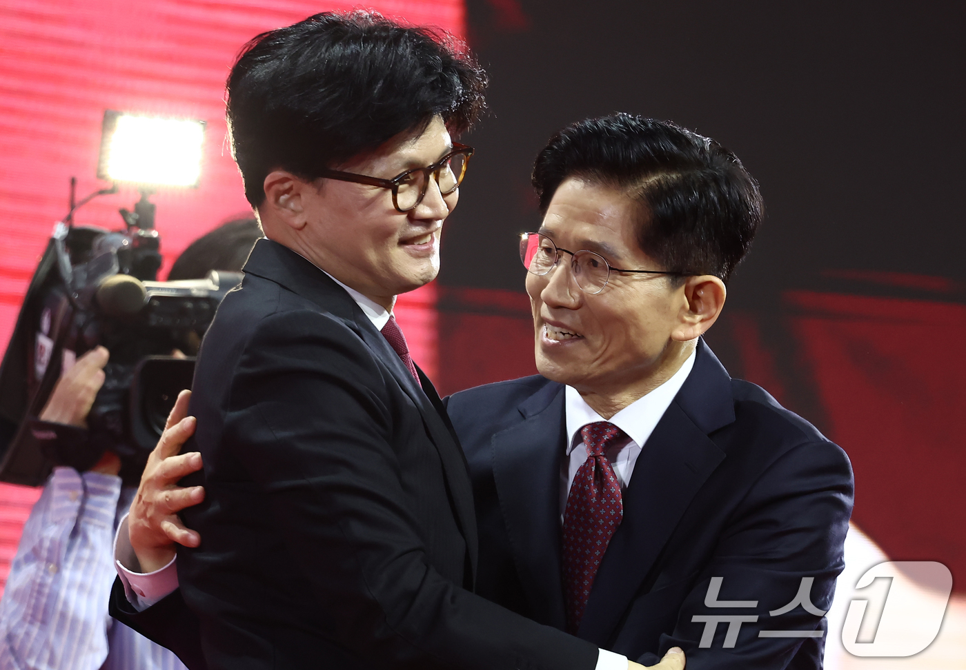 (고양=뉴스1) 김민지 기자 = 김문수 국민의힘 대통령 후보가 3일 경기 고양시 킨텍스에서 열린 5차 전당대회에서 한동훈 후보와 포옹하고 있다. 2025.5.3/뉴스1