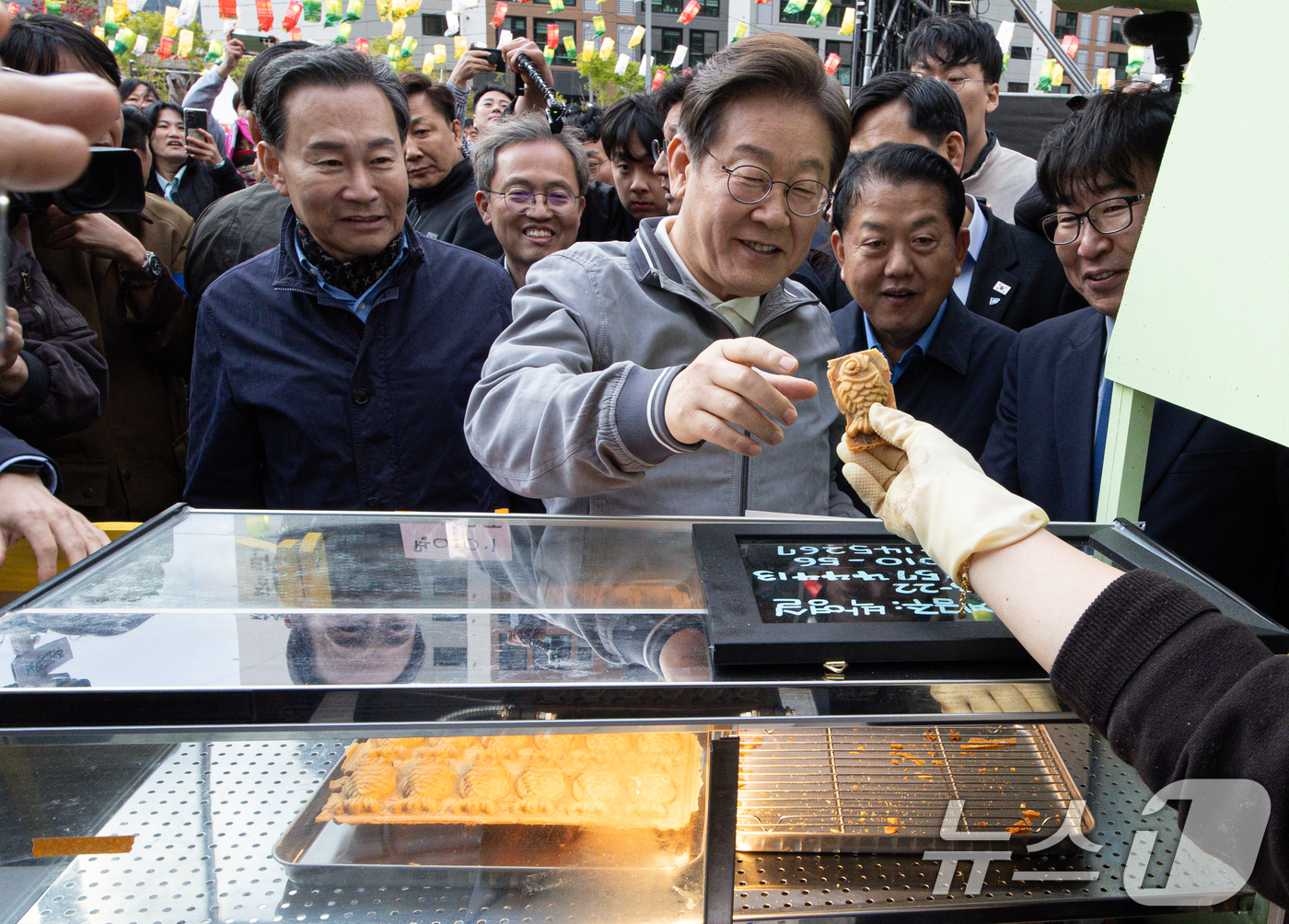 (태백=뉴스1) 이재명 기자 = '골목골목 경청투어 : 동해안벨트편'에 나선 이재명 더불어민주당 대통령 후보가 3일 오후 강원 태백시 장성탄탄마당 일원에서 열린 2025년 태백 천 …