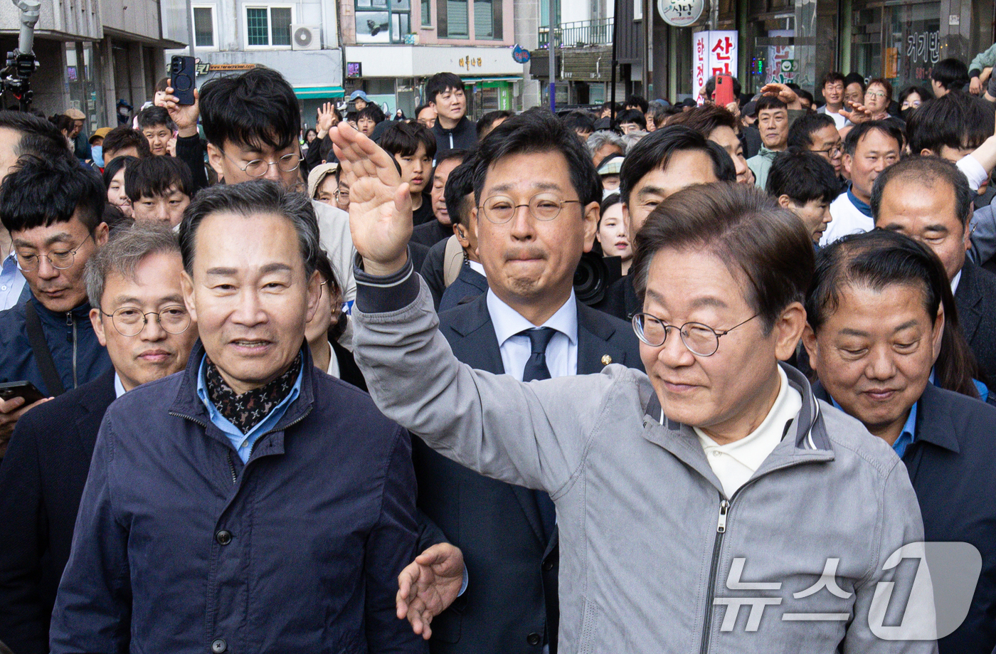 (태백=뉴스1) 이재명 기자 = '골목골목 경청투어 : 동해안벨트편'에 나선 이재명 더불어민주당 대통령 후보가 3일 오후 강원 태백시 장성탄탄마당 일원에서 열린 2025년 태백 천 …