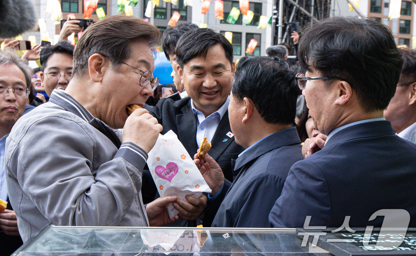 (태백=뉴스1) 이재명 기자 = '골목골목 경청투어 : 동해안벨트편'에 나선 이재명 더불어민주당 대통령 후보가 3일 오후 강원 태백시 장성탄탄마당 일원에서 열린 2025년 태백 천 …