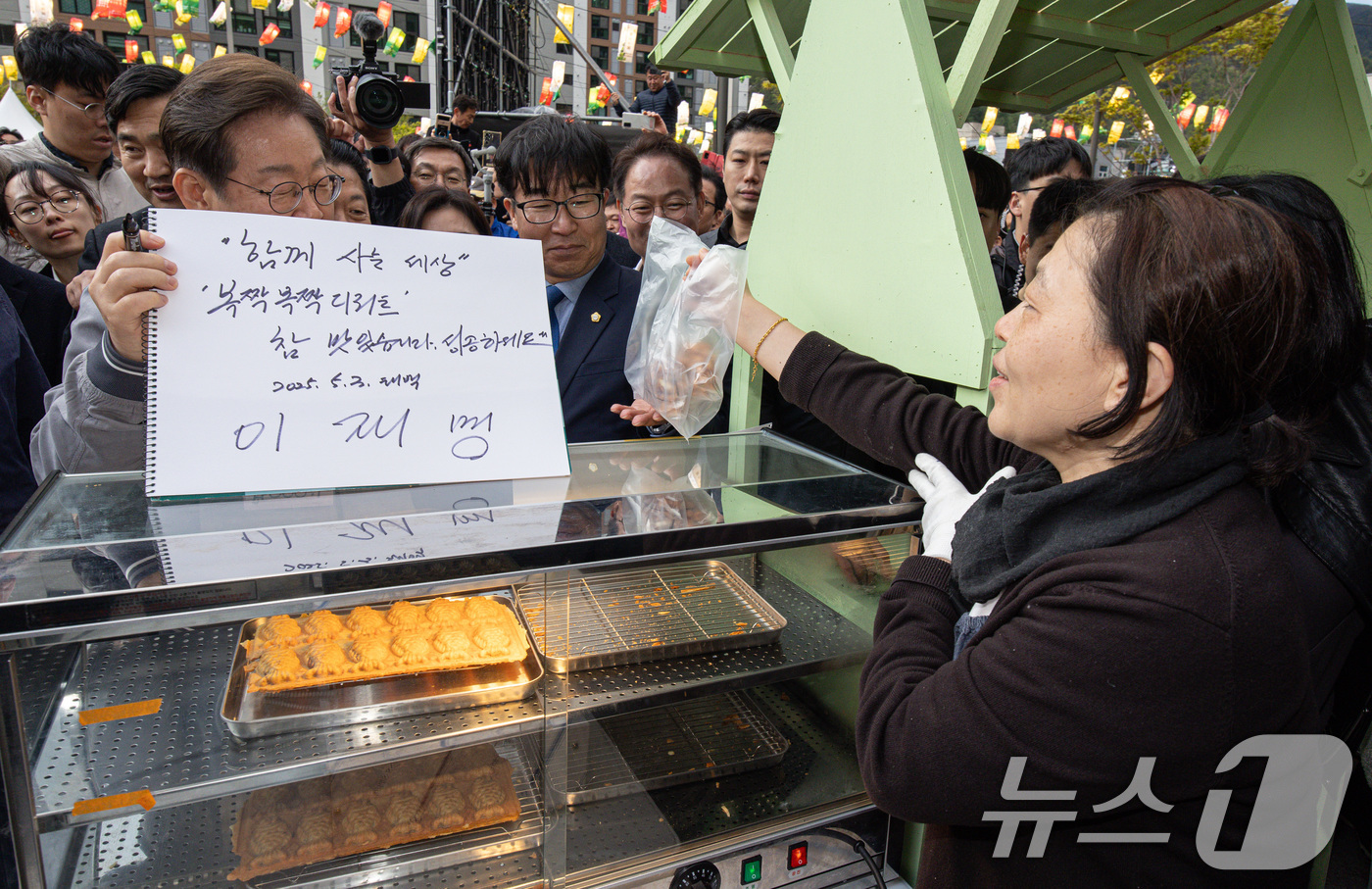 (태백=뉴스1) 이재명 기자 = '골목골목 경청투어 : 동해안벨트편'에 나선 이재명 더불어민주당 대통령 후보가 3일 오후 강원 태백시 장성탄탄마당 일원에서 열린 2025년 태백 천 …
