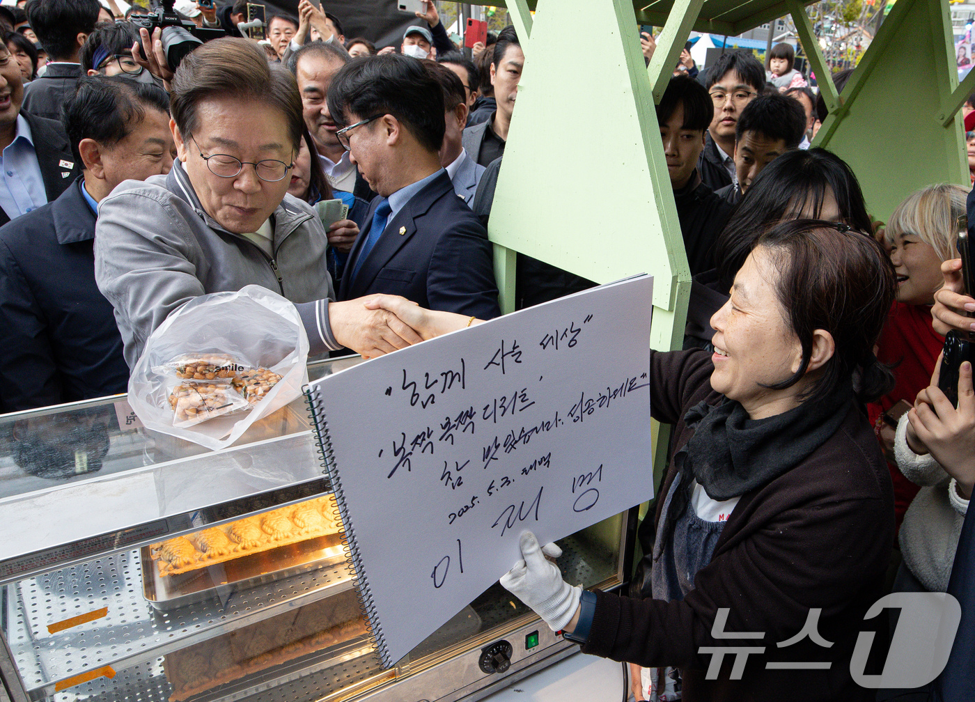 (태백=뉴스1) 이재명 기자 = '골목골목 경청투어 : 동해안벨트편'에 나선 이재명 더불어민주당 대통령 후보가 3일 오후 강원 태백시 장성탄탄마당 일원에서 열린 2025년 태백 천 …