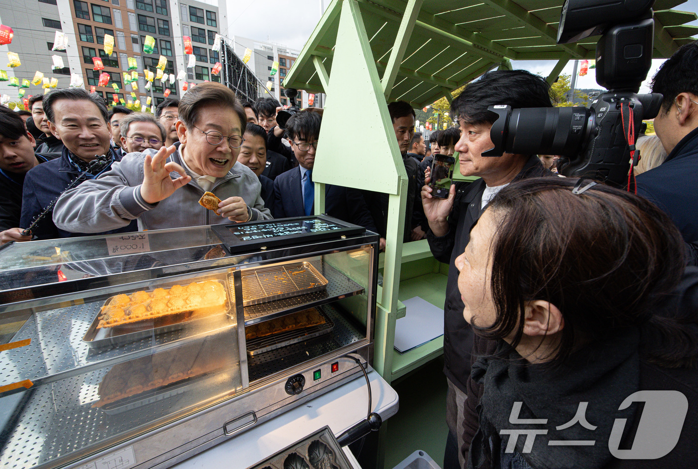 (태백=뉴스1) 이재명 기자 = '골목골목 경청투어 : 동해안벨트편'에 나선 이재명 더불어민주당 대통령 후보가 3일 오후 강원 태백시 장성탄탄마당 일원에서 열린 2025년 태백 천 …