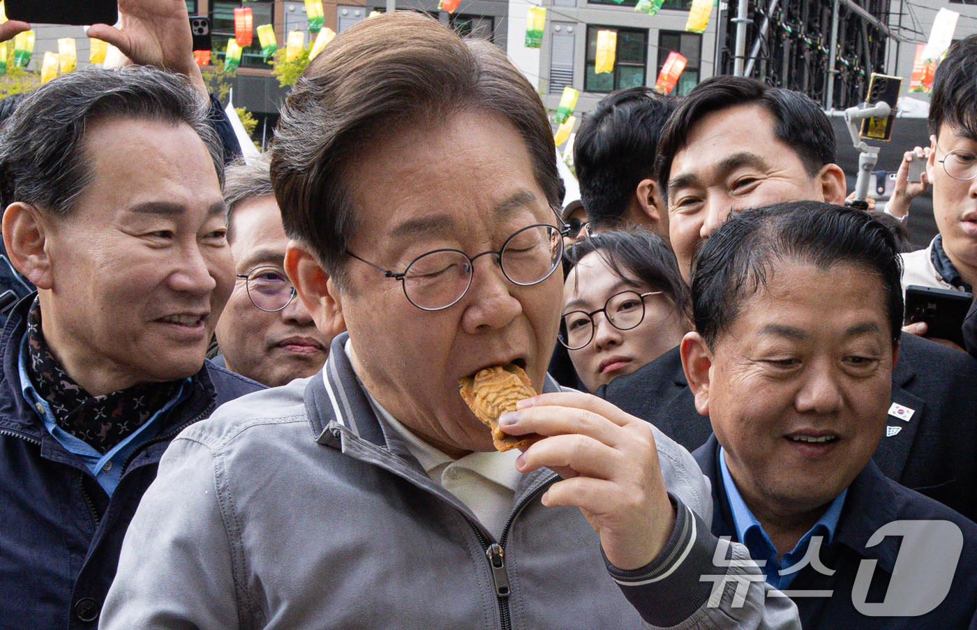 (태백=뉴스1) 이재명 기자 = '골목골목 경청투어 : 동해안벨트편'에 나선 이재명 더불어민주당 대통령 후보가 3일 오후 강원 태백시 장성탄탄마당 일원에서 열린 2025년 태백 천 …