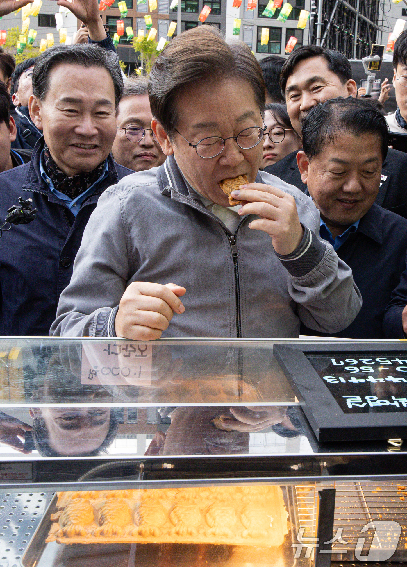 (태백=뉴스1) 이재명 기자 = '골목골목 경청투어 : 동해안벨트편'에 나선 이재명 더불어민주당 대통령 후보가 3일 오후 강원 태백시 장성탄탄마당 일원에서 열린 2025년 태백 천 …