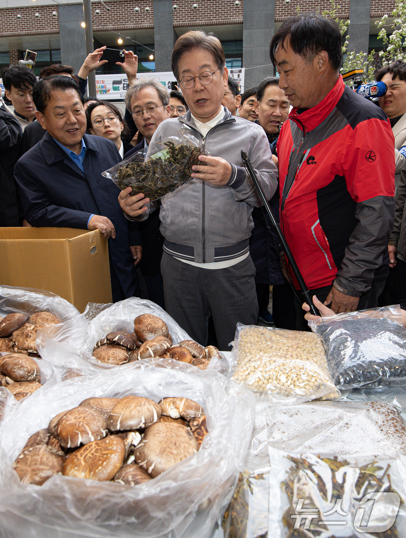 (태백=뉴스1) 이재명 기자 = '골목골목 경청투어 : 동해안벨트편'에 나선 이재명 더불어민주당 대통령 후보가 3일 오후 강원 태백시 장성탄탄마당 일원에서 열린 2025년 태백 천 …
