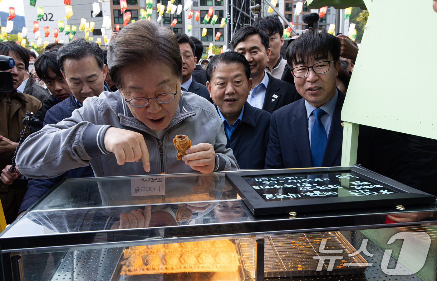 (태백=뉴스1) 이재명 기자 = '골목골목 경청투어 : 동해안벨트편'에 나선 이재명 더불어민주당 대통령 후보가 3일 오후 강원 태백시 장성탄탄마당 일원에서 열린 2025년 태백 천 …