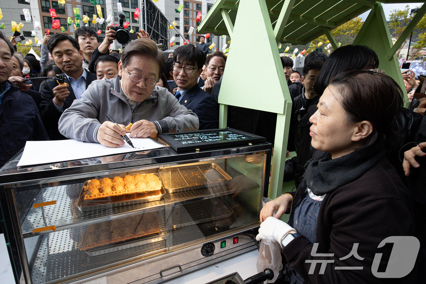 (태백=뉴스1) 이재명 기자 = '골목골목 경청투어 : 동해안벨트편'에 나선 이재명 더불어민주당 대통령 후보가 3일 오후 강원 태백시 장성탄탄마당 일원에서 열린 2025년 태백 천 …