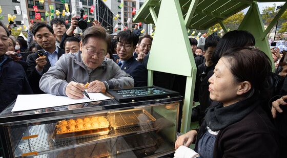 상인 요청에 메시지 적는 이재명