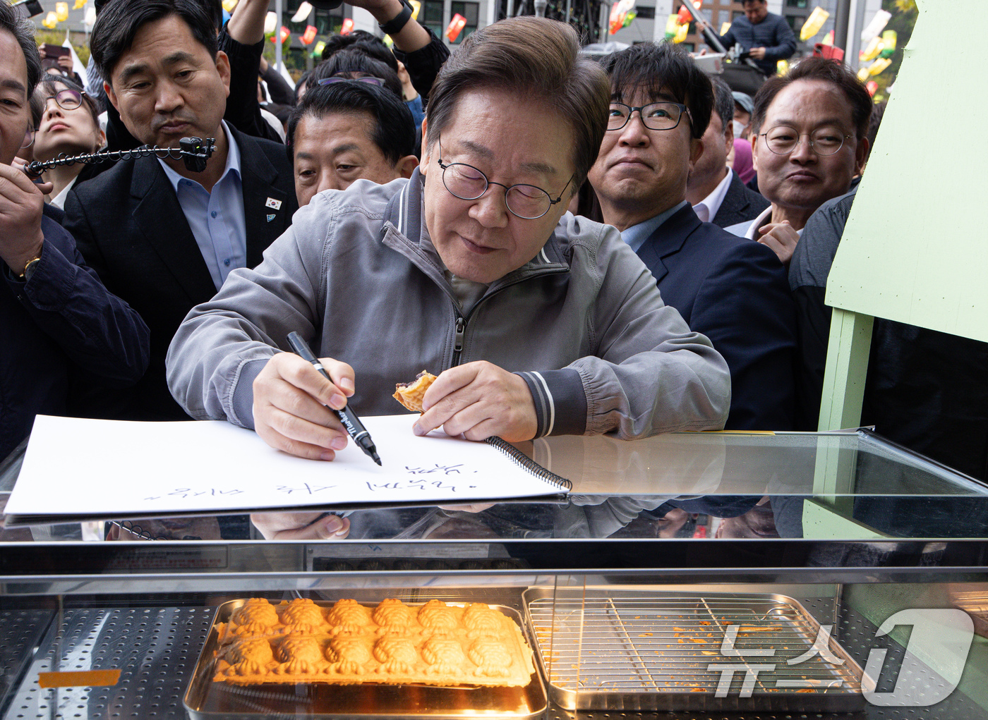 (태백=뉴스1) 이재명 기자 = '골목골목 경청투어 : 동해안벨트편'에 나선 이재명 더불어민주당 대통령 후보가 3일 오후 강원 태백시 장성탄탄마당 일원에서 열린 2025년 태백 천 …