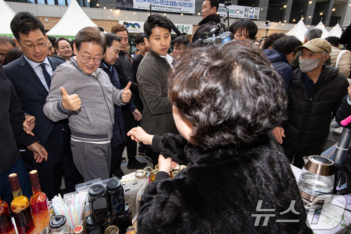 (태백=뉴스1) 이재명 기자 = '골목골목 경청투어 : 동해안벨트편'에 나선 이재명 더불어민주당 대통령 후보가 3일 오후 강원 태백시 장성탄탄마당 일원에서 열린 2025년 태백 천 …