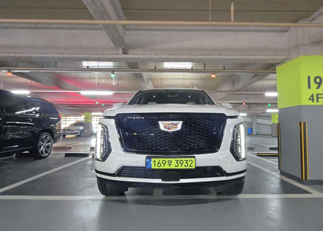 본문 이미지 - 지난달 25일 서울 광진구 워커힐 호텔 주차장에서 촬영한 캐딜락 '더 뉴 에스컬레이드'(ESV) '스포트 플래티눔' 트림 외장. 전면에 수직형 LED 램프가 빛나고 있다. 2025.04.25. 뉴스1 김성식 기자