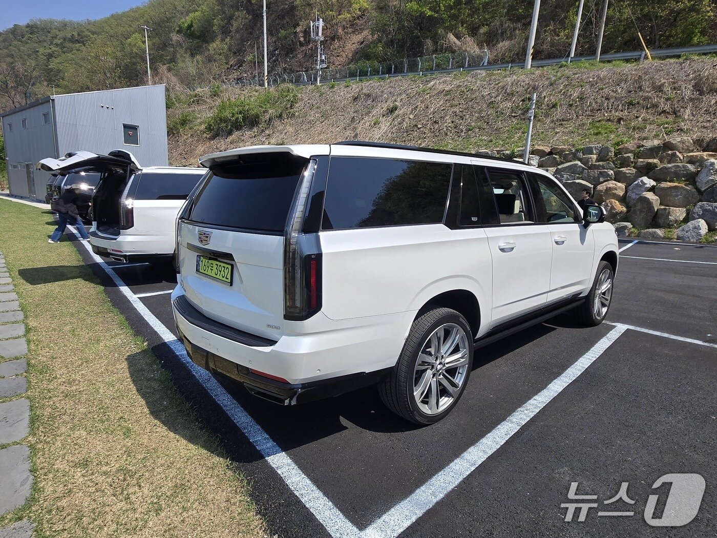 본문 이미지 - 지난달 25일 강원 춘천의 한 카페에서 촬영한 캐딜락 '더 뉴 에스컬레이드'(ESV) '스포트 플래티눔' 트림 후면·측면부. 2025.04.25/ 뉴스1 김성식 기자