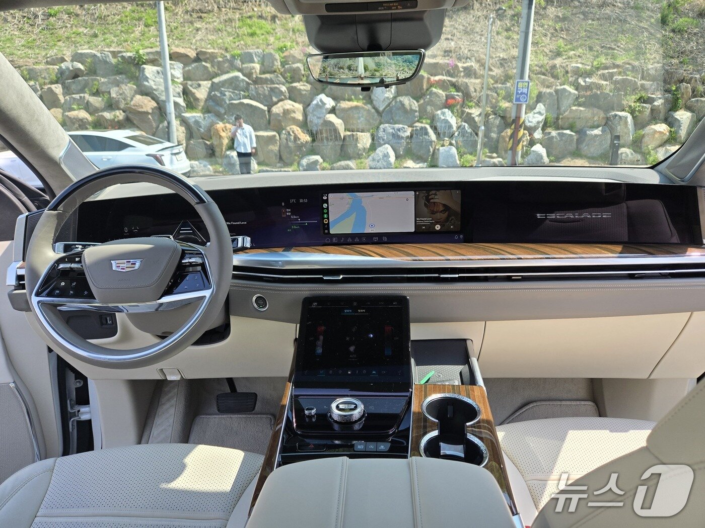 본문 이미지 - 지난달 25일 강원 춘천의 한 카페에서 촬영한 캐딜락 '더 뉴 에스컬레이드'(ESV) '스포트 플래티눔' 트림 1열 내부 모습.2025.04.25/뉴스1 김성식 기자