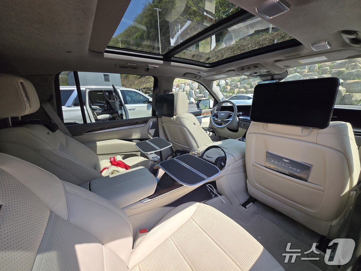 본문 이미지 - 지난달 25일 강원 춘천의 한 카페에서 촬영한 캐딜락 '더 뉴 에스컬레이드'(ESV) '스포트 플래티눔' 트림 2열 내부 모습.14방향 전동 파워시트와 접이식 트레일 테이블 등이 포함된 '2열 이그젝큐티브 시트' 패키지가 기본 적용됐다. 2025.04.25/뉴스1 김성식 기자