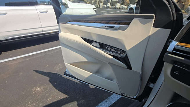 본문 이미지 - 지난달 25일 강원 춘천의 한 카페에서 촬영한 캐딜락 '더 뉴 에스컬레이드'(ESV) '스포트 플래티눔' 트림 1열 운전석 자동 문 닫기 모습.브레이크를 밟아 문을 닫았다. 2025.04.25/뉴스1 김성식 기자