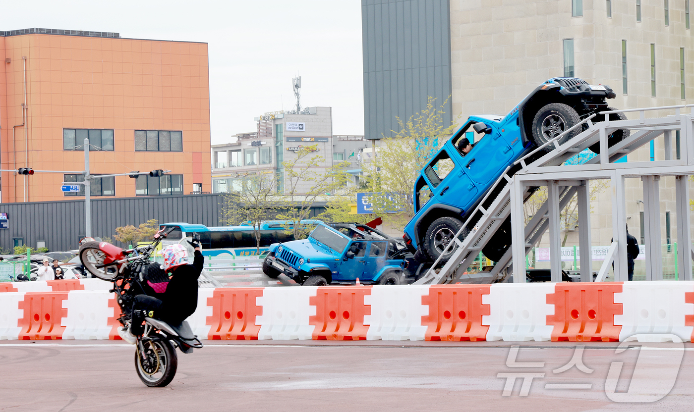 (보령=뉴스1) 김기태 기자 = 3일 충남 보령 머드엑스포광장에서 열린 ‘2025 보령·AMC 국제 모터페스티벌’에서 스턴트바이크 시범이 펼쳐지고 있다.‘2025 보령·AMC 국제 …