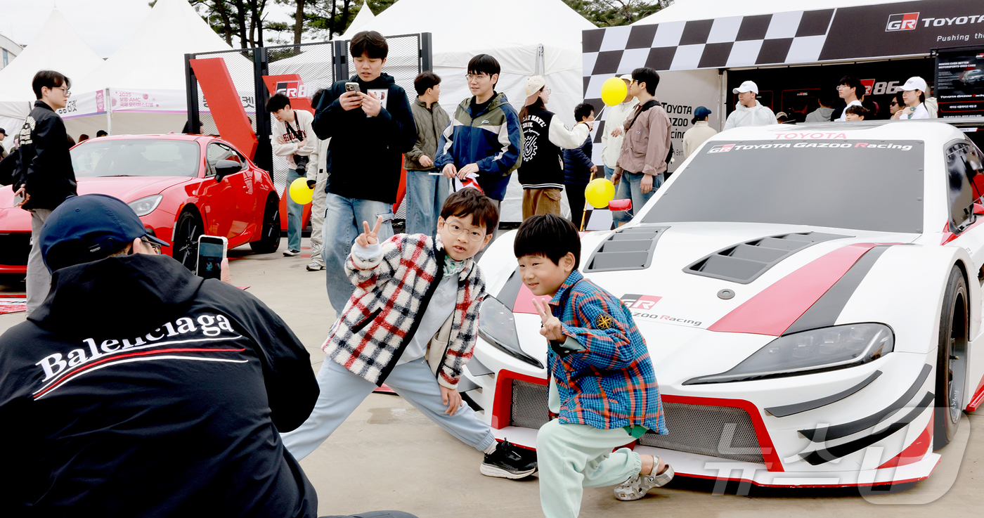 (보령=뉴스1) 김기태 기자 = 3일 충남 보령 머드엑스포광장에서 열린 ‘2025 보령·AMC 국제 모터페스티벌’을 찾은 관람객들이 레이스카를 관람하고 있다.‘2025 보령·AMC …